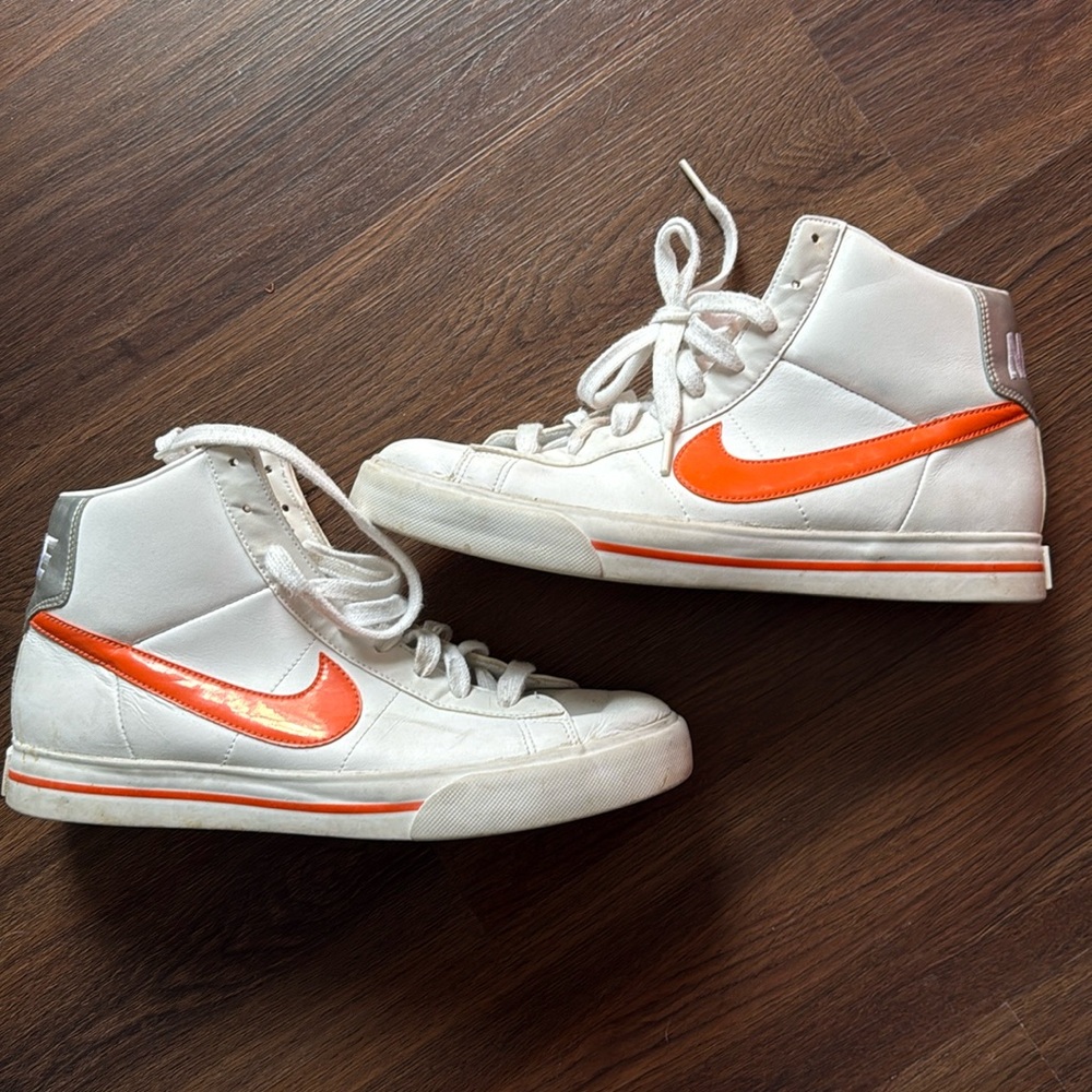 EUC White/Orange BRS High Top Women’s Nike’s Size 9.5